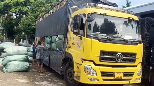 An Giang: Bắt quả tang xe tải vận chuyển lượng lớn hàng hóa nghi vấn nhập lậu