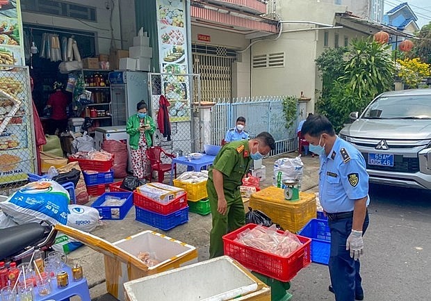 Lực lượng chức năng kiểm tra hộ kinh doanh Minh Quân 320 tại phường An Hòa, quận Ninh Kiều (Ảnh: TTXVN phát)