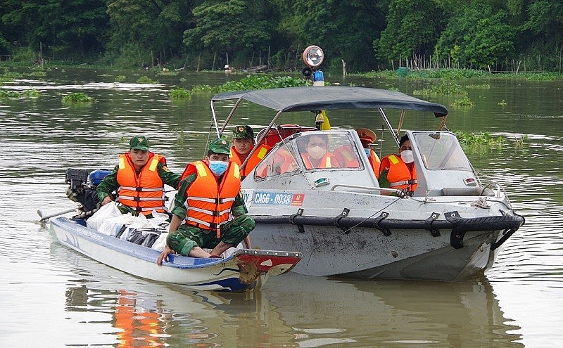 Lực lượng chức năng thu giữ toàn bộ tang vật vi phạm