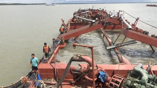 Bắt giữ tàu khai thác khoảng 800 m3 cát trái phép