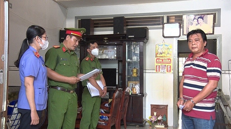Công an huyện Phú Tân tiến hành tống đạt các Quyết định khởi tố vụ án, khởi tố bị can và lệnh bắt tạm giam đối với Phan Văn Tài 