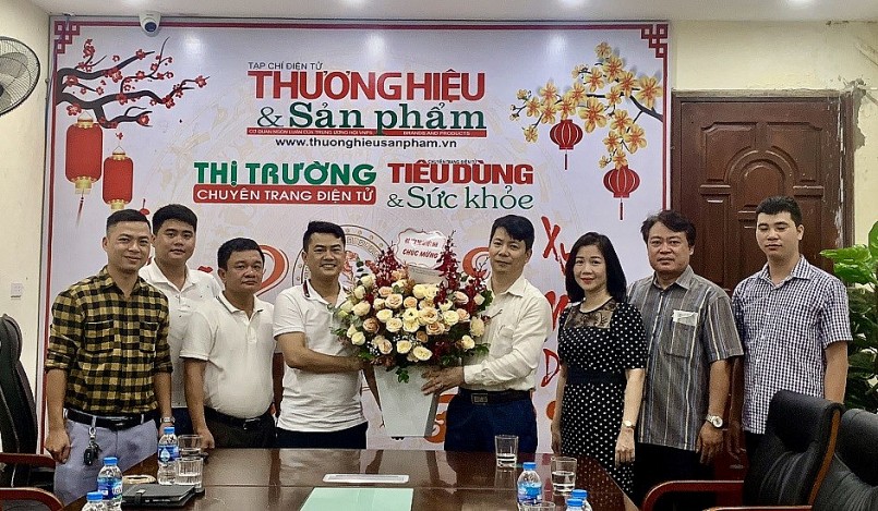 Giám đốc và đại diện khoa Truyền Thông tặng hoa chúc mừng Tạp chí Thương hiệu và Sản phẩm nhân 97 năm Ngày Báo chí Cách mạng Việt Nam