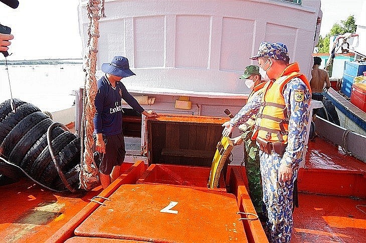Lực lượng chức năng kiểm tra tàu chở dầu vi phạm