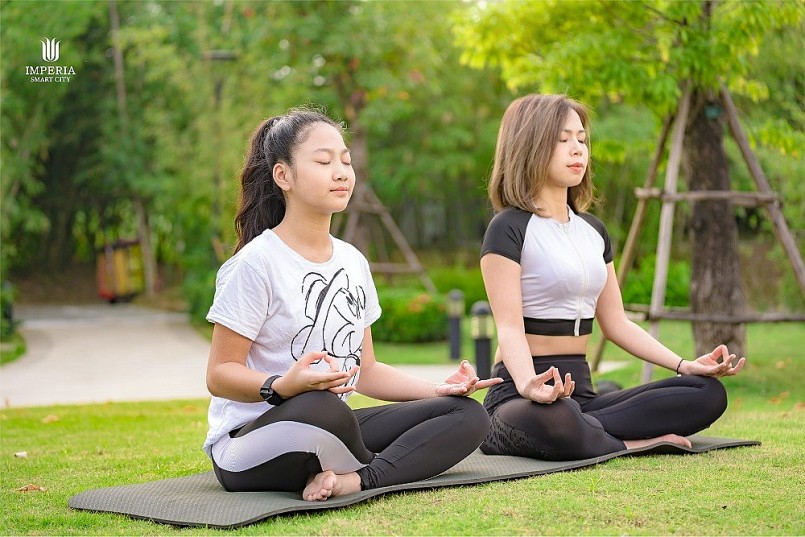 Những giờ phút thiền và tập yoga cùng con giúp trẻ thư thái và cân bằng hơn trong tâm trí.