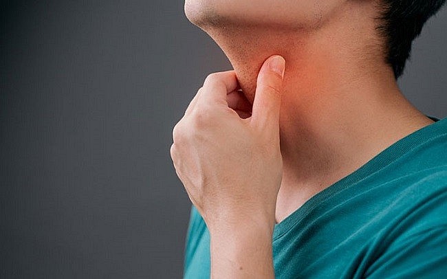 Tình trạng đau rát cổ họng kéo dài có thể là triệu chứng của bệnh ung thư thanh quản