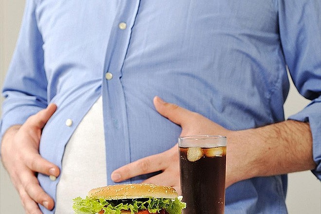 Ăn quá no dễ làm tổn thương cơ chế tự bảo vệ của dạ dày vì vỏ dạ dày nở to, thời gian thức ăn lưu lại trong dạ dày lâu hơn...