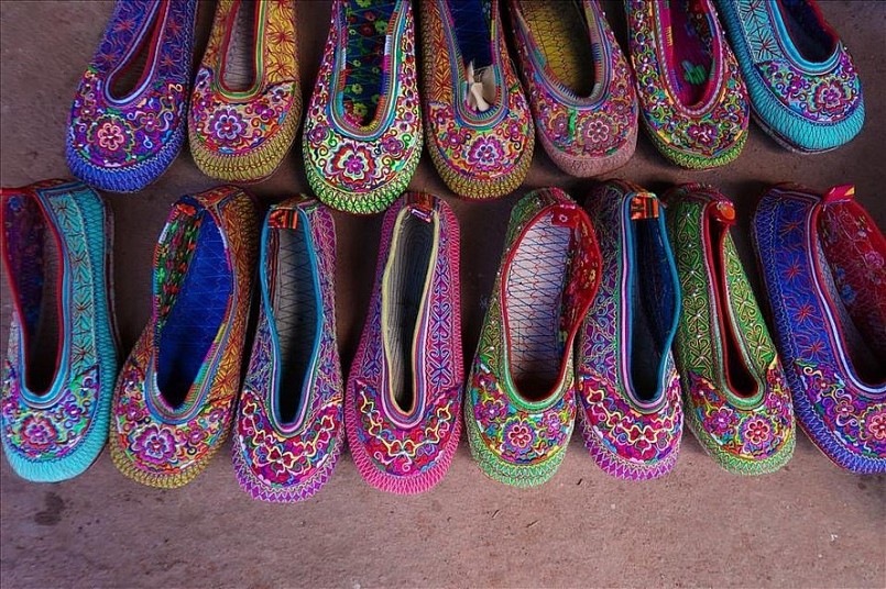 Giày thêu của người Xạ Phang