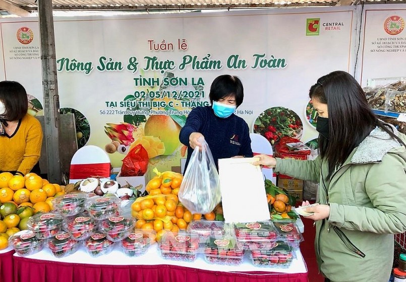 Nhiều mặt hàng nông sản an toàn tỉnh Sơn La được trưng bày, giới thiệu (ảnh: BNEWS)