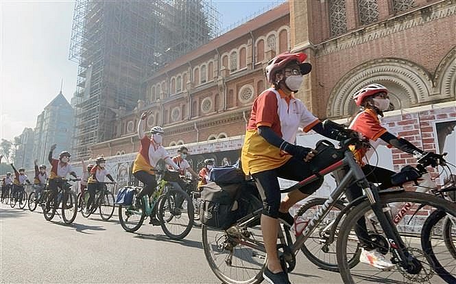 Người dân và du khách tham gia hoạt động hưởng ứng Tuần lễ du lịch “Thành phố Hồ Chí Minh - thành phố tôi yêu” (Ảnh: Mỹ Phương/TTXVN)