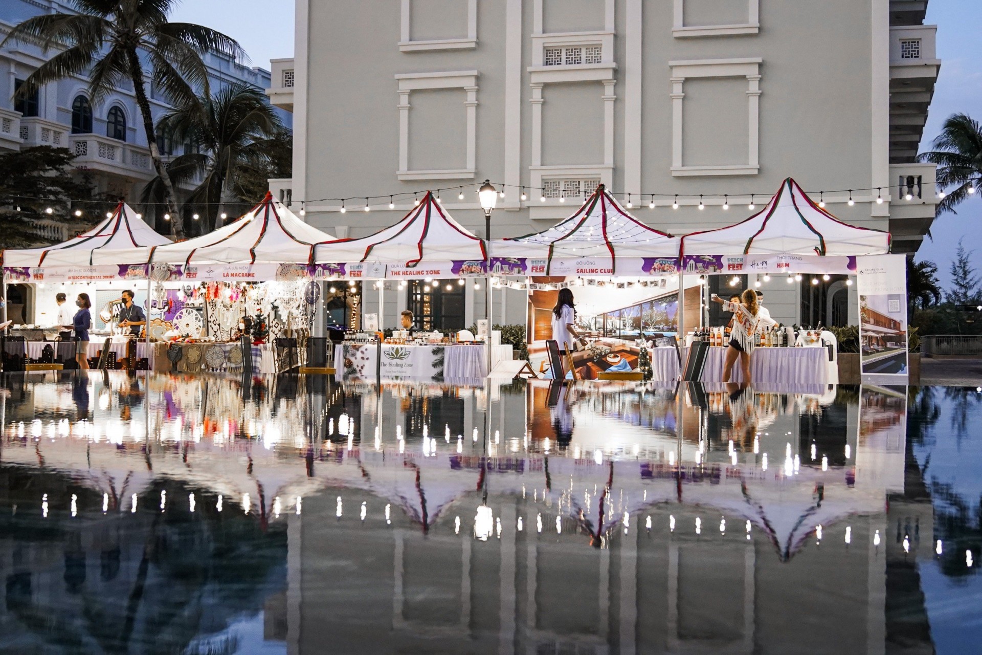 Trung tâm các hoạt động giải trí, ẩm thực và vui chơi trong 3 ngày sự kiện nằm ở bể bơi ngoài trời.