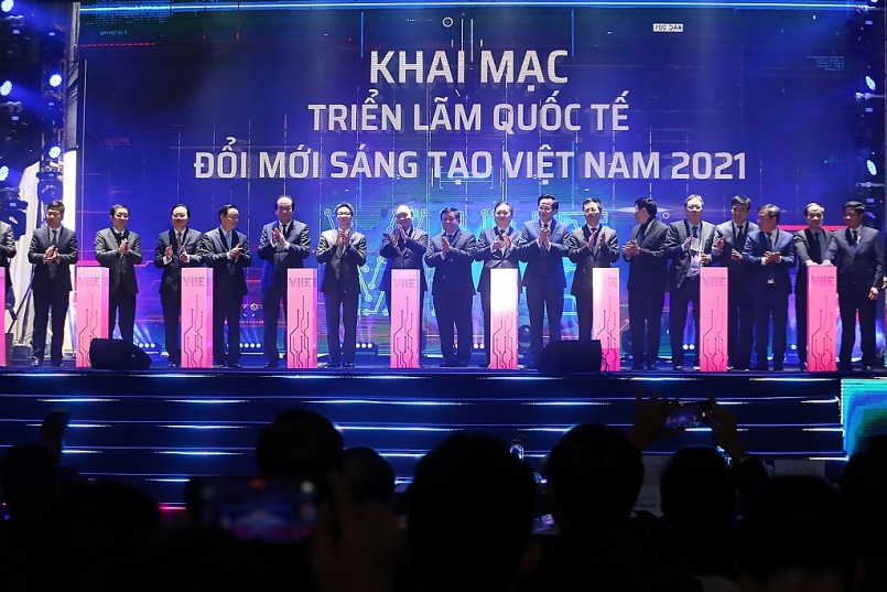 Thủ tướng và các đại biểu nhấn nút khởi công xây dựng Trung tâm Đổi mới sáng tạo quốc gia và khai mạc Triển lãm quốc tế đổi mới sáng tạo Việt Nam 2021.- Ảnh: VGP/Đình Nam