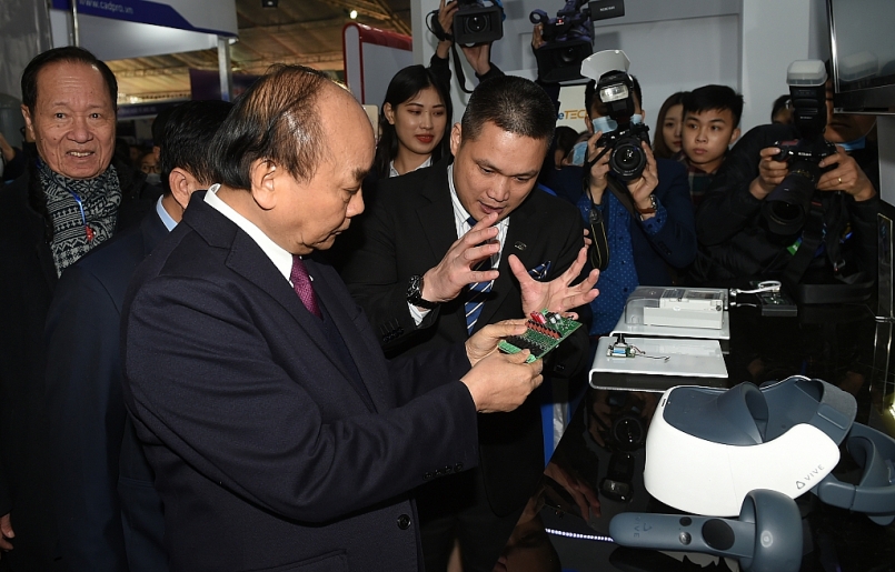Thủ tướng Nguyễn Xuân Phúc thăm các gian hàng tại Triển lãm quốc tế đổi mới sáng tạo Việt Nam 2021. - Ảnh: VGP/Quang Hiếu