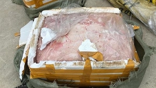 Lạng Sơn: Bắt giữ xe ô tô tải vận chuyển trên 2 tấn nầm lợn bốc mùi