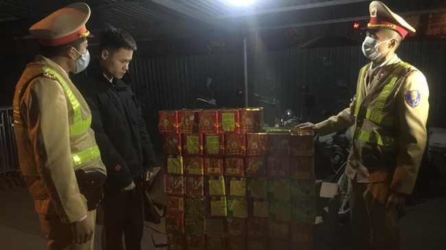 Hà Nội: Chặn đứng đối tượng vận chuyển 139 hộp pháo nổ
