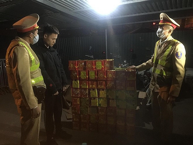 Hà Nội: Chặn đứng đối tượng vận chuyển 139 hộp pháo nổ