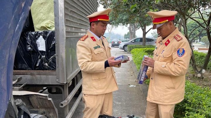 Thanh Hoá: Bắt giữ đối tượng vận chuyển 16.000 bao thuốc lá lậu