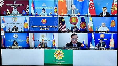 Trưởng SOM các nước ASEAN cùng Phó Tổng Thư ký ASEAN tham dự hội nghị trực tuyến - Ảnh: BNG