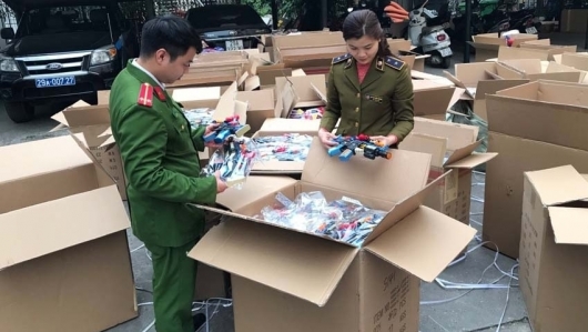 Hà Nội: Thu giữ 2.000 đồ chơi mô hình súng cho trẻ em nhập lậu