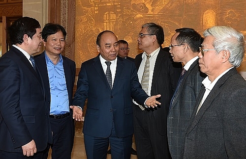 Thủ tướng trao đổi với các đại biểu bên lề cuộc họp - Ảnh: VGP/Quang Hiếu
