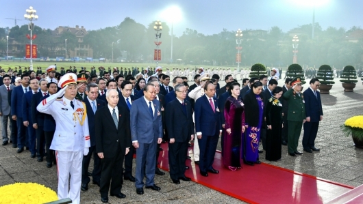 Đại biểu dự Đại hội Đảng lần thứ XIII viếng Chủ tịch Hồ Chí Minh và các anh hùng, liệt sĩ