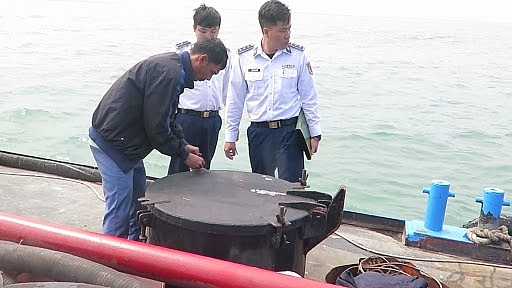 Cảnh sát biển bắt giữ tàu chở dầu diesel không có giấy tờ hợp pháp