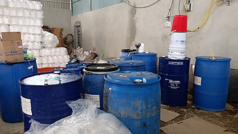 Thanh Hóa: "Đột kích" xưởng sản xuất nước giặt, chất tẩy rửa giả quy mô lớn