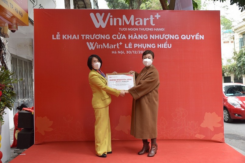 Bà Nguyễn Thị Phương, Phó Tổng giám đốc thường trực Công ty WinCommerce trao chứng nhận cửa hàng nhượng quyền cho chủ đầu tư