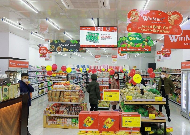 Khách hàng mua sắm tại cửa hàng WinMart+ nhượng quyền tại Bắc Giang