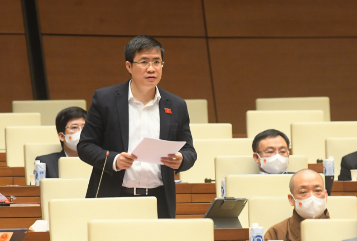 Đại biểu Hoàng Minh Hiếu - Đoàn ĐBQH tỉnh Nghệ An phát biểu từ điểm cầu Nhà Quốc hội