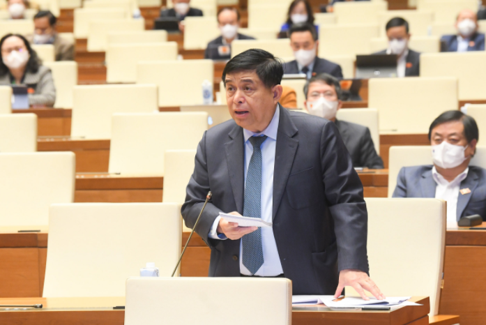 Bộ trưởng Bộ Kế hoạch và Đầu tư Nguyễn Chí Dũng báo cáo giải trình một số vấn đề đại biểu Quốc hội quan tâm.