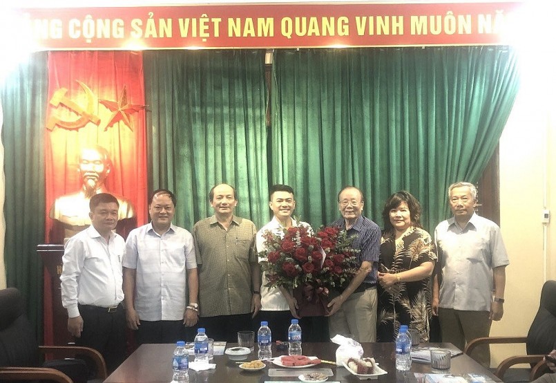 Lãnh đạo Hội VNPS tặng hoa chúc mừng Tạp chí Thương hiệu và Sản phẩm nhân kỷ niệm 96 năm ngày Báo chí Cách mạng Việt Nam (21/6/1925 – 21/6/2021).