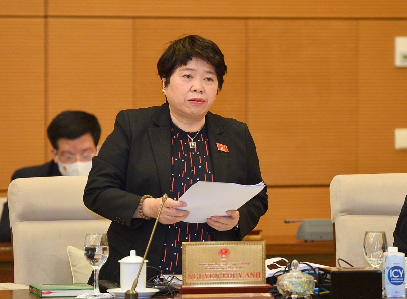  Chủ nhiệm Ủy ban Xã hội Nguyễn Thúy Anh trình bày Báo cáo