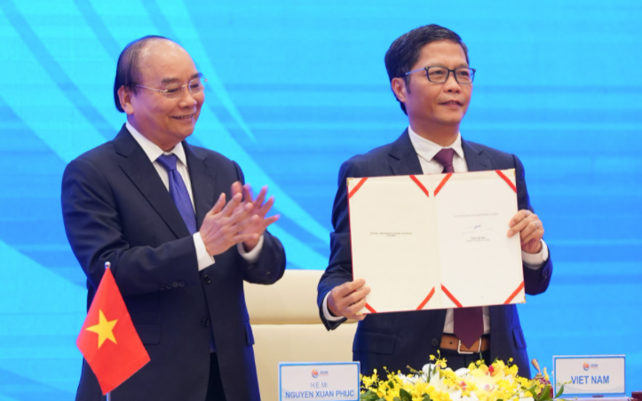 Bộ trưởng Bộ Công Thương Trần Tuấn Anh ký Hiệp định RCEP dưới sự chứng kiến của Thủ tướng Nguyễn Xuân Phúc. Ảnh: VGP