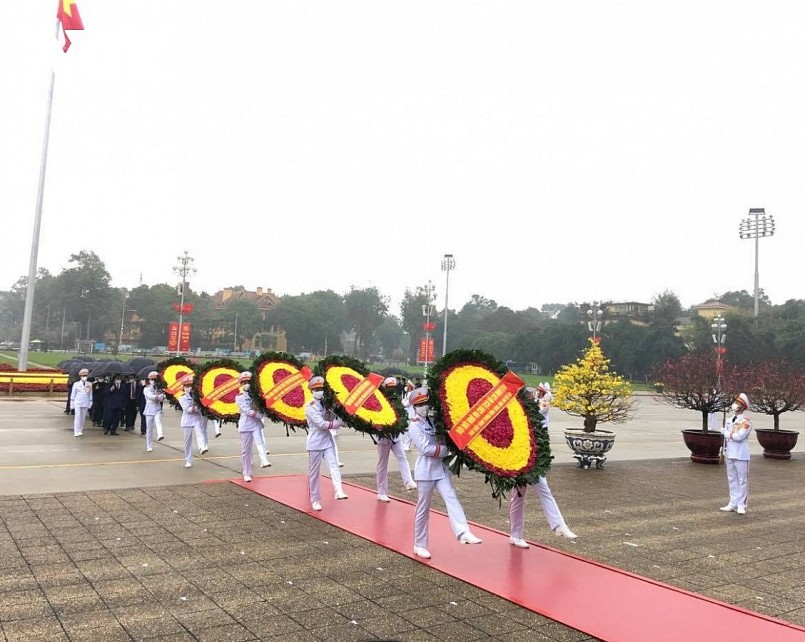 Đoàn đại biểu lãnh đạo Đảng, Nhà nước đến đặt vòng hoa, vào Lăng viếng Chủ tịch Hồ Chí Minh