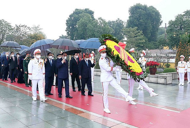 Các đồng chí lãnh đạo, nguyên lãnh đạo Đảng, Nhà nước đến đặt vòng hoa tưởng niệm các Anh hùng, liệt sĩ