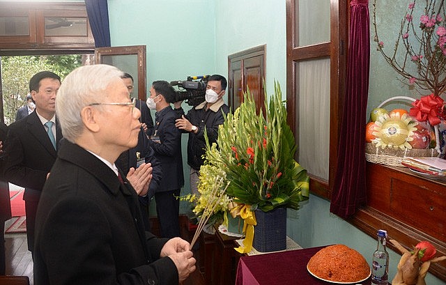 Tổng Bí thư Nguyễn Phú Trọng dâng hương tưởng niệm Chủ tịch Hồ Chí Minh tại Nhà 67 - Ảnh VOV
