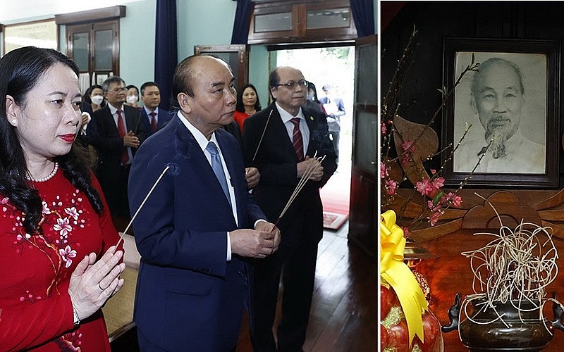 Chủ tịch nước Nguyễn Xuân Phúc dâng hương tưởng niệm Chủ tịch Hồ Chí Minh tại Nhà 67 trong Khu Di tích Chủ tịch Hồ Chí Minh ở Phủ Chủ tịch - Ảnh: TTXVN