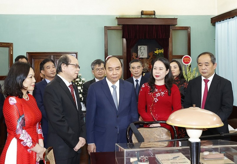 Chủ tịch nước Nguyễn Xuân Phúc thăm nơi ở và làm việc của Chủ tịch Hồ Chí Minh tại Nhà 67 - Ảnh: TTXVN