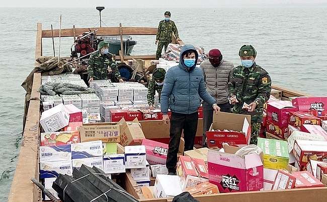 Bộ đội Biên phòng tỉnh Quảng Ninh vừa  phát hiện và bắt giữ 01 đối tượng vận chuyển 130 thùng bánh kẹo các loại, 450 thùng bia LiQuan, 40 thùng bia 1998, 20 thùng nước dấm táo đóng chai, ...không có hóa đơn giấy tờ và có nguồn gốc xuất xứ từ Trung Quốc.