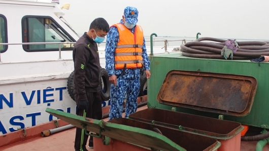Cảnh sát biển tạm giữ tàu chở 45.000 lít dầu DO không rõ nguồn gốc
