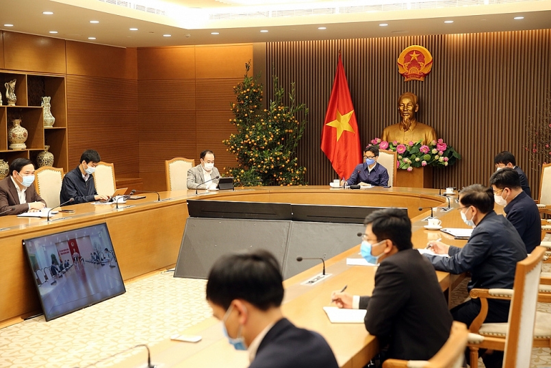 Tại cuộc họp lúc 13 giờ chiều 4/2 với Phó Thủ tướng Vũ Đức Đam, lãnh đạo tỉnh Quảng Ninh cam kết sớm kiểm soát toàn bộ các ổ dịch trên địa bàn. Ảnh: VGP/Đình Nam