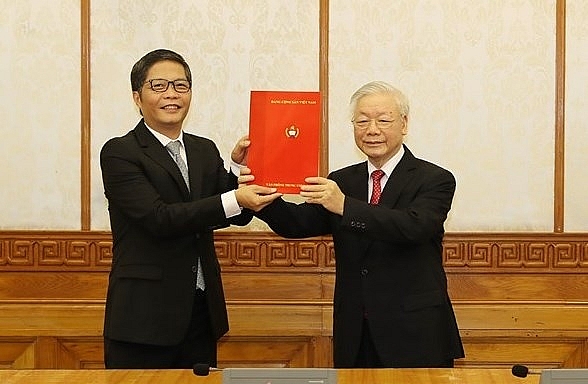 Tổng Bí thư, Chủ tịch nước Nguyễn Phú Trọng trao quyết định cho đồng chí Trần Tuấn Anh. Ảnh TTXVN