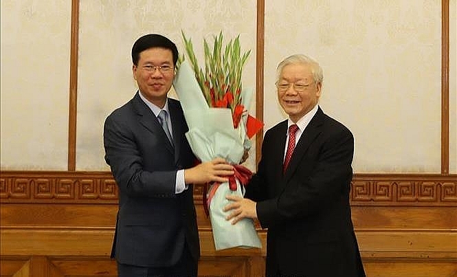 Tổng Bí thư, Chủ tịch nước Nguyễn Phú Trọng chúc mừng đồng chí Võ Văn Thưởng. Ảnh TTXVN
