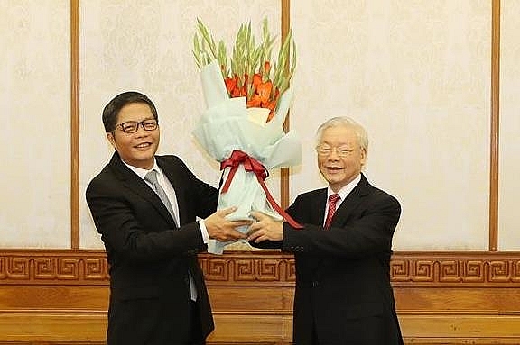 Tổng Bí thư, Chủ tịch nước Nguyễn Phú Trọng chúc mừng đồng chí Trần Tuấn Anh. Ảnh TTXVN