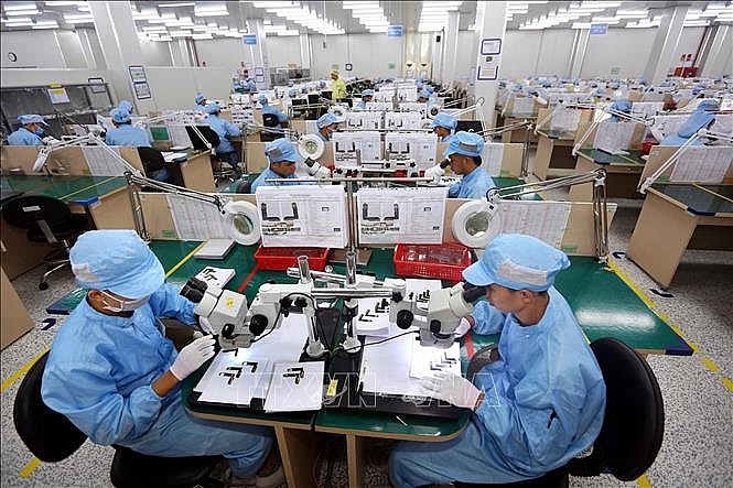 Dây chuyền sản xuất, kiểm tra các bản mạch điện tử dạng dẻo, nhiều lớp tích hợp của Công ty TNHH Young Poong Electronics VINA tại khu công nghiệp Bình Xuyên II (Vĩnh Phúc). Ảnh minh họa: TTXVN