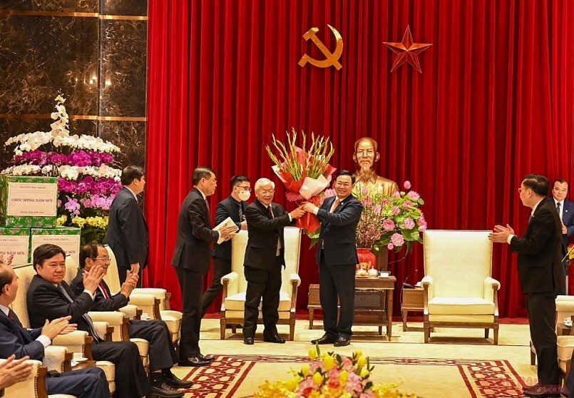 Bí thư Thành ủy Vương Đình Huệ tặng hoa chúc mừng Tổng Bí thư, Chủ tịch nước Nguyễn Phú Trọng.