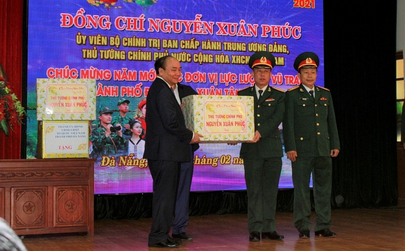 Thủ tướng trao quà cho các đơn vị LLVT TP. Đà Nẵng nhân dịp đầu năm Tân Sửu. Ảnh: VGP/Minh Trang