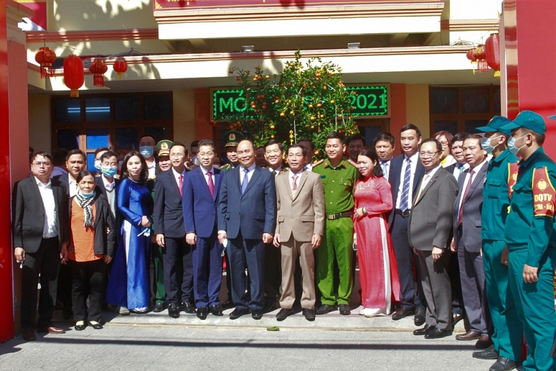 Thủ tướng Nguyễn Xuân Phúc chụp ảnh lưu niệm cùng các cán bộ phường Thuận Phước, quận Hải Châu. Ảnh: VGP/Minh Trang