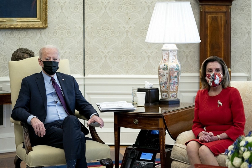 Tổng thống Joe Biden và Chủ tịch Hạ viện Nancy Pelosi gặp mặt tại Phòng Bầu dục, ngày 5/2/2021. (Ảnh: Getty Images).