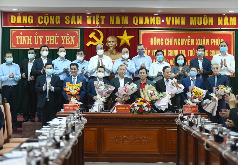 Thủ tướng Nguyễn Xuân Phúc cùng các đại biểu chứng kiến lễ ký hợp tác đầu tư vào tỉnh Phú Yên. Ảnh VGP/Quang Hiếu
